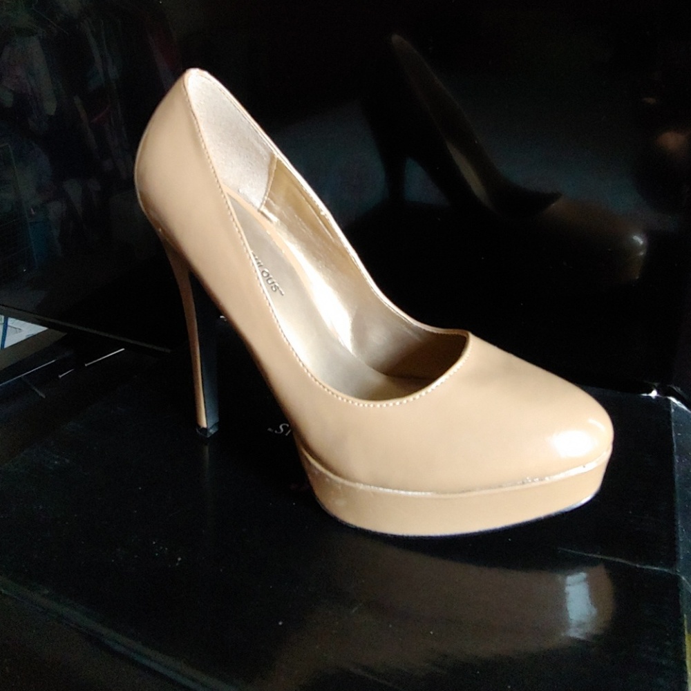 Nude. Sexy High heel platform pumps 8.5M